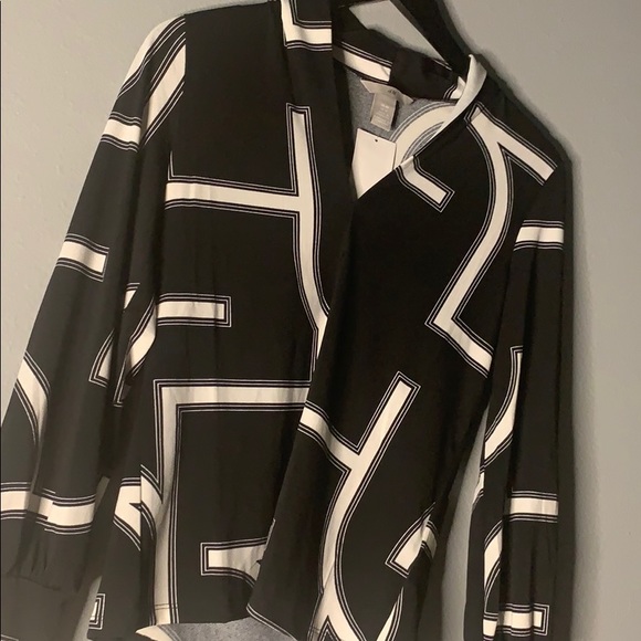 Black stretchy H&M BLOUSE! 🖤🤍 - Picture 5 of 8
